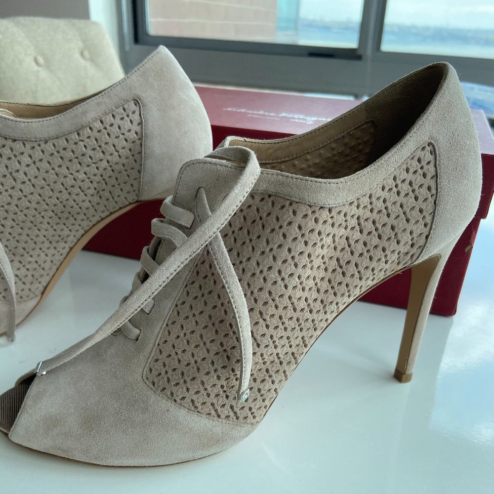 Salvatore Ferragamo Women's Paonessa Suede 9B - Picture 2 of 5